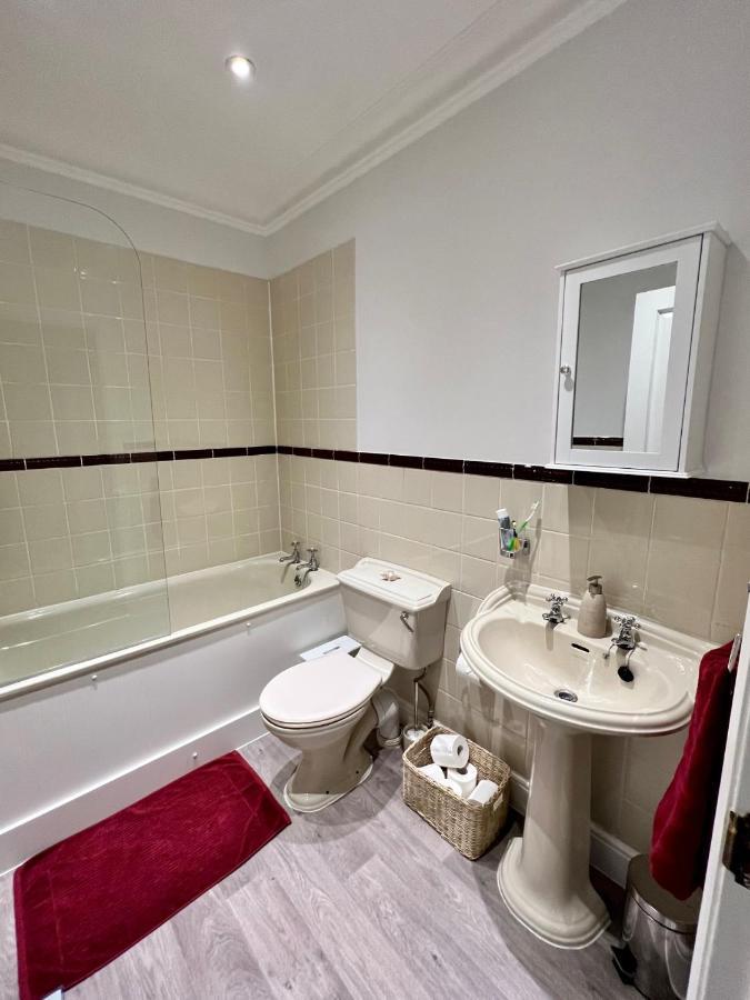 Stylish One-Bedroom Rental With Private Patio In Zone 2 London Exterior photo