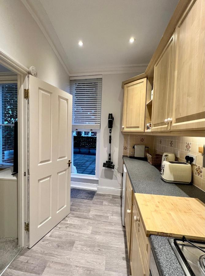 Stylish One-Bedroom Rental With Private Patio In Zone 2 London Exterior photo