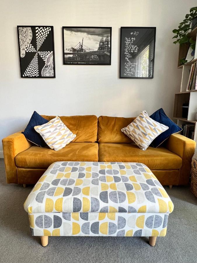 Stylish One-Bedroom Rental With Private Patio In Zone 2 London Exterior photo