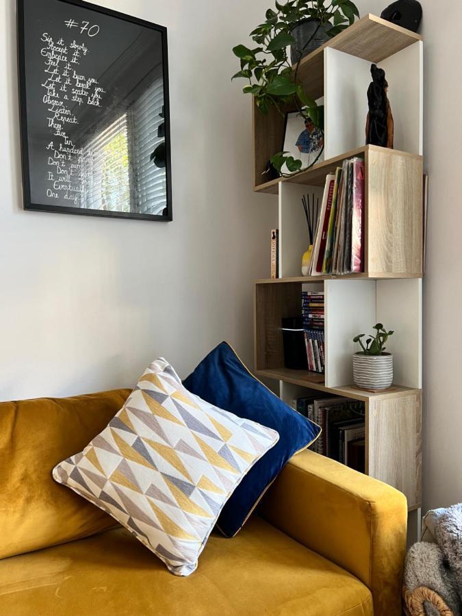 Stylish One-Bedroom Rental With Private Patio In Zone 2 London Exterior photo