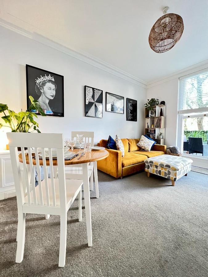 Stylish One-Bedroom Rental With Private Patio In Zone 2 London Exterior photo
