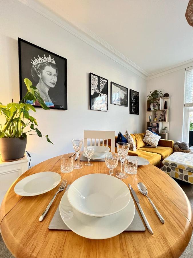 Stylish One-Bedroom Rental With Private Patio In Zone 2 London Exterior photo